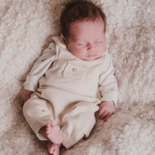 Nouveau-né position fœtale sur couverture - shooting naissance artistique Caen