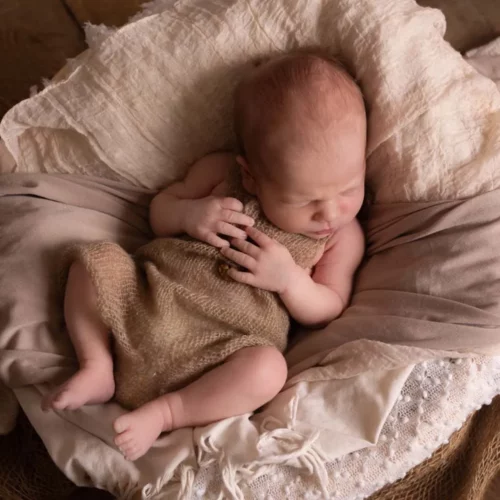 Nouveau-né paisible endormi dans un panier douillet aux tons naturels et beiges - Photographe Naissance proche de Colombelles