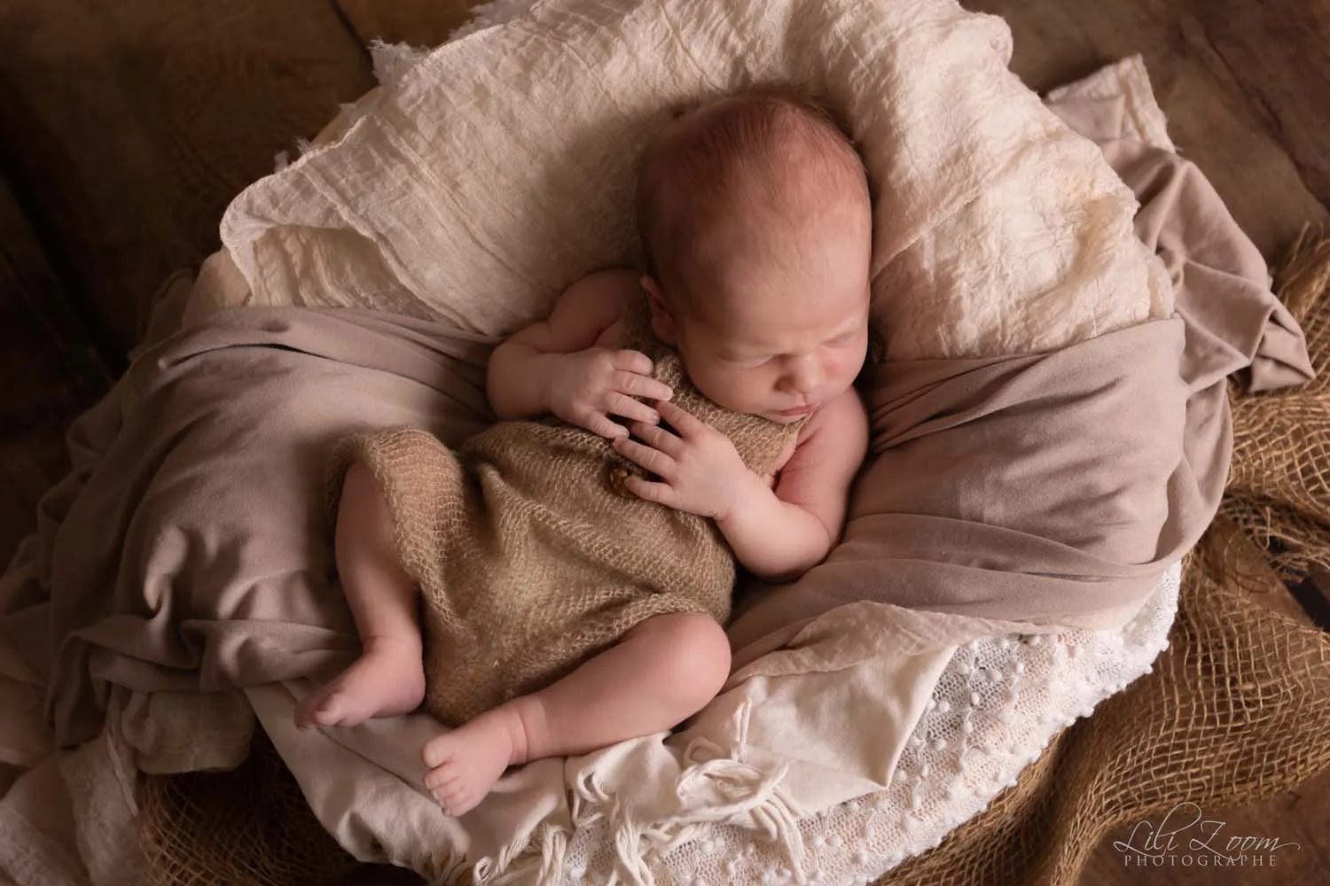 Nouveau-né paisible endormi dans un panier douillet aux tons naturels et beiges - Photographe Naissance proche de Colombelles