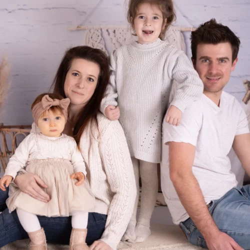 Portrait de famille complice avec deux jeunes enfants dans un décor bohème et épuré - Photographe Famille proche de Colombelles