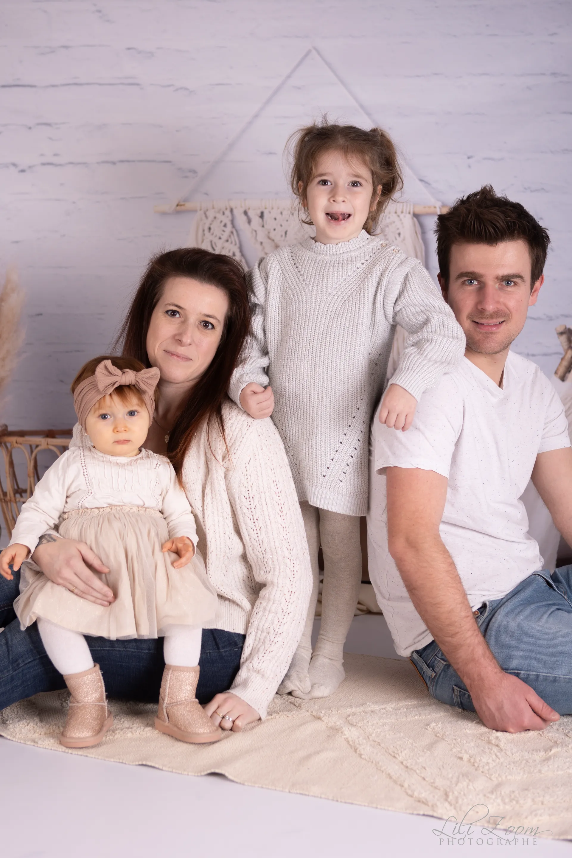 Portrait de famille complice avec deux jeunes enfants dans un décor bohème et épuré - Photographe Famille proche de Colombelles