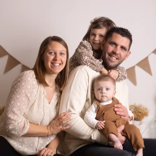 Portrait complice d'une famille avec leurs deux enfants dans une ambiance douce et lumineuse - Photographe Famille secteur Hérouville-Saint-Clair