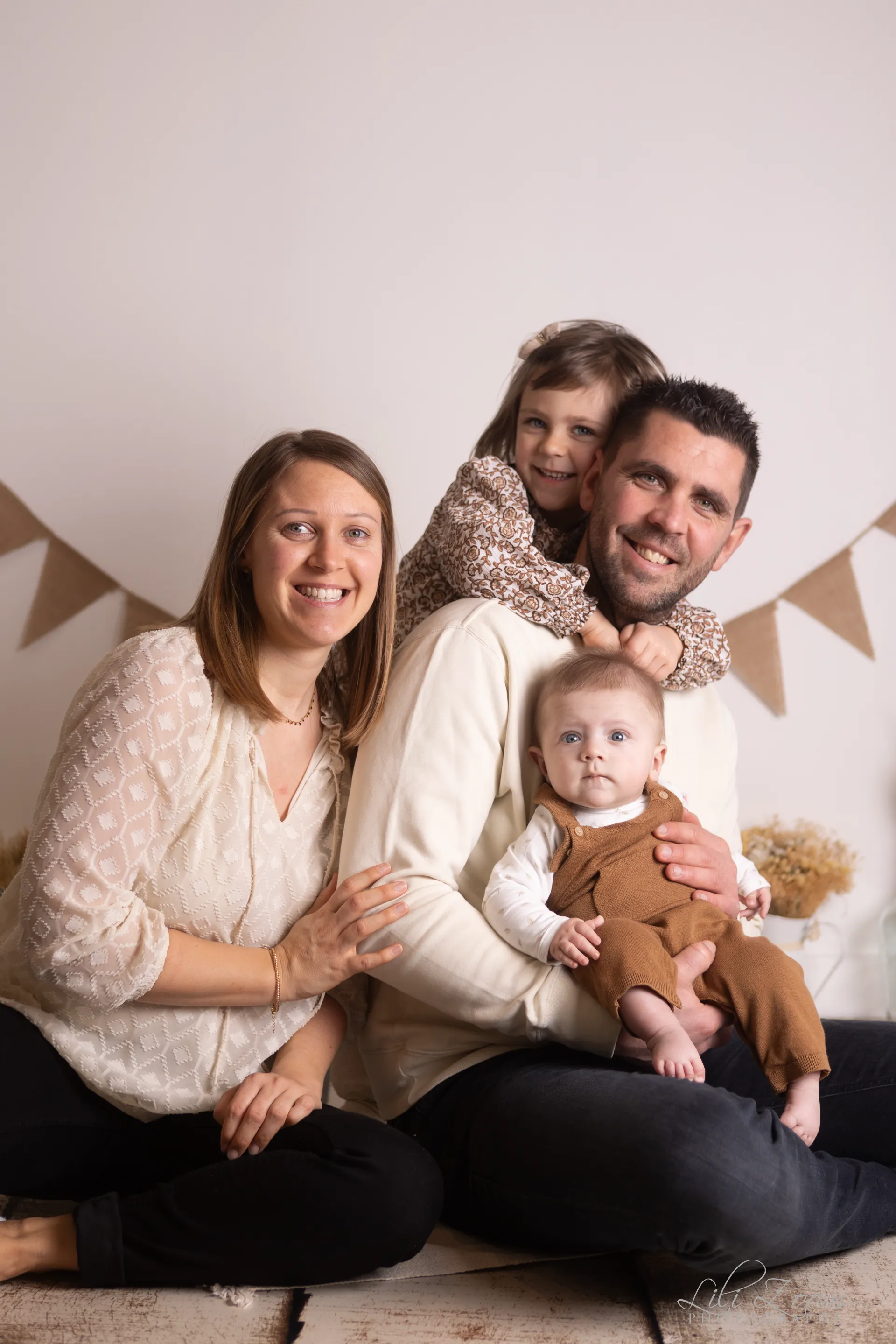Portrait complice d'une famille avec leurs deux enfants dans une ambiance douce et lumineuse - Photographe Famille secteur Hérouville-Saint-Clair