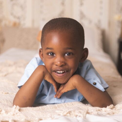 Un petit garçon dans une décoration nature à la lumière douce, séance photo à Colombelles