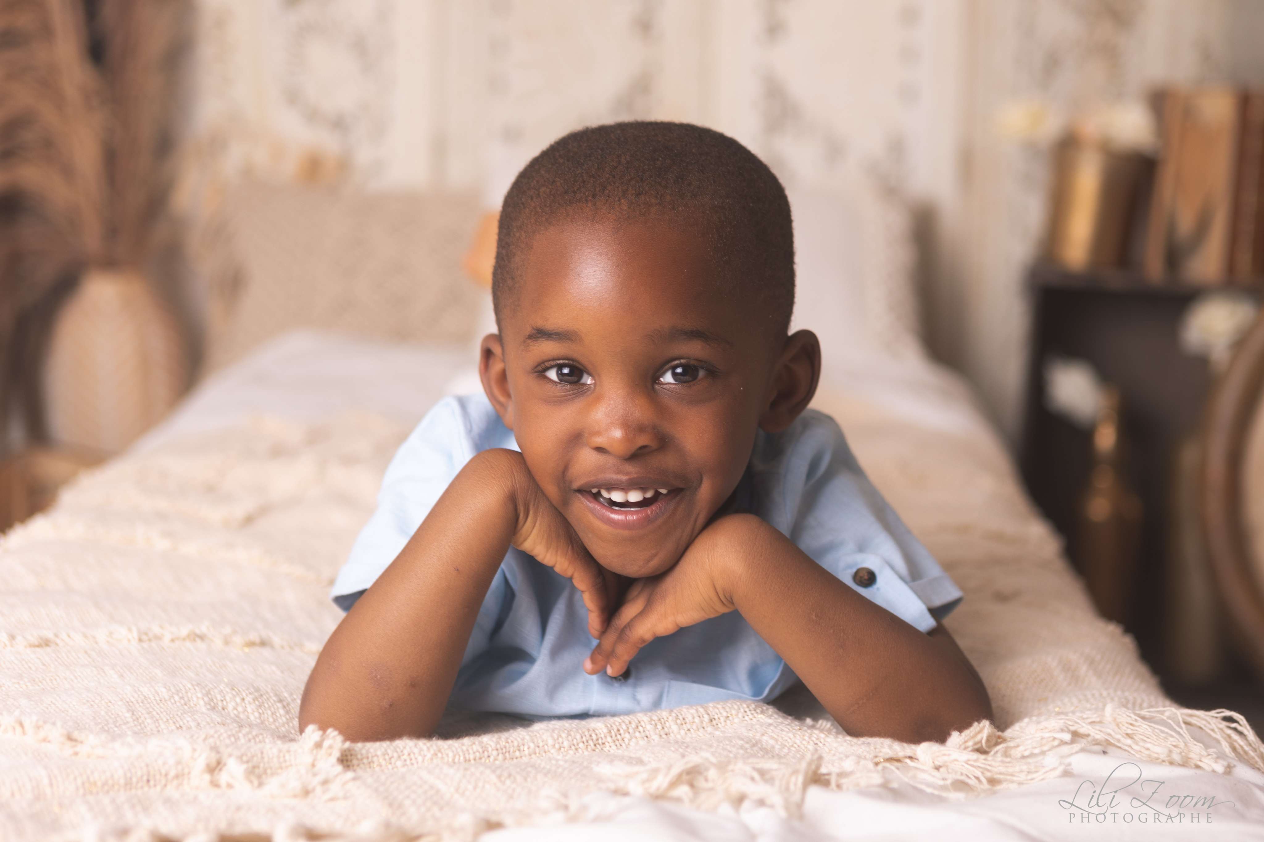 Un petit garçon dans une décoration nature à la lumière douce, séance photo à Colombelles