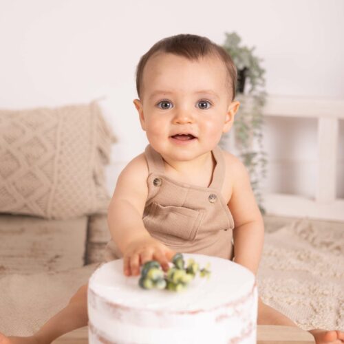 Un bébé fête son anniversaire avec un gâteau, séance smash the cake au studio Lilizoom à Caen