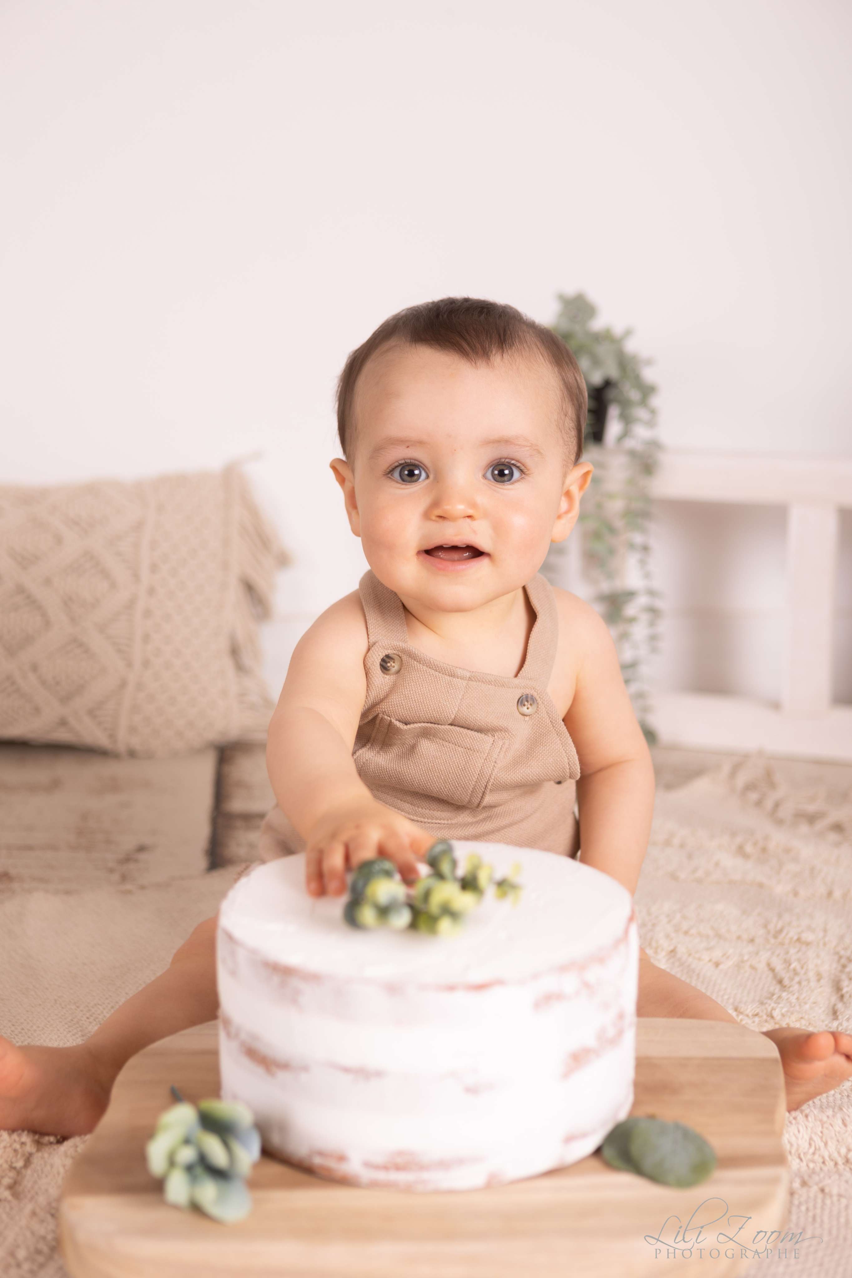 Un bébé fête son anniversaire avec un gâteau, séance smash the cake au studio Lilizoom à Caen