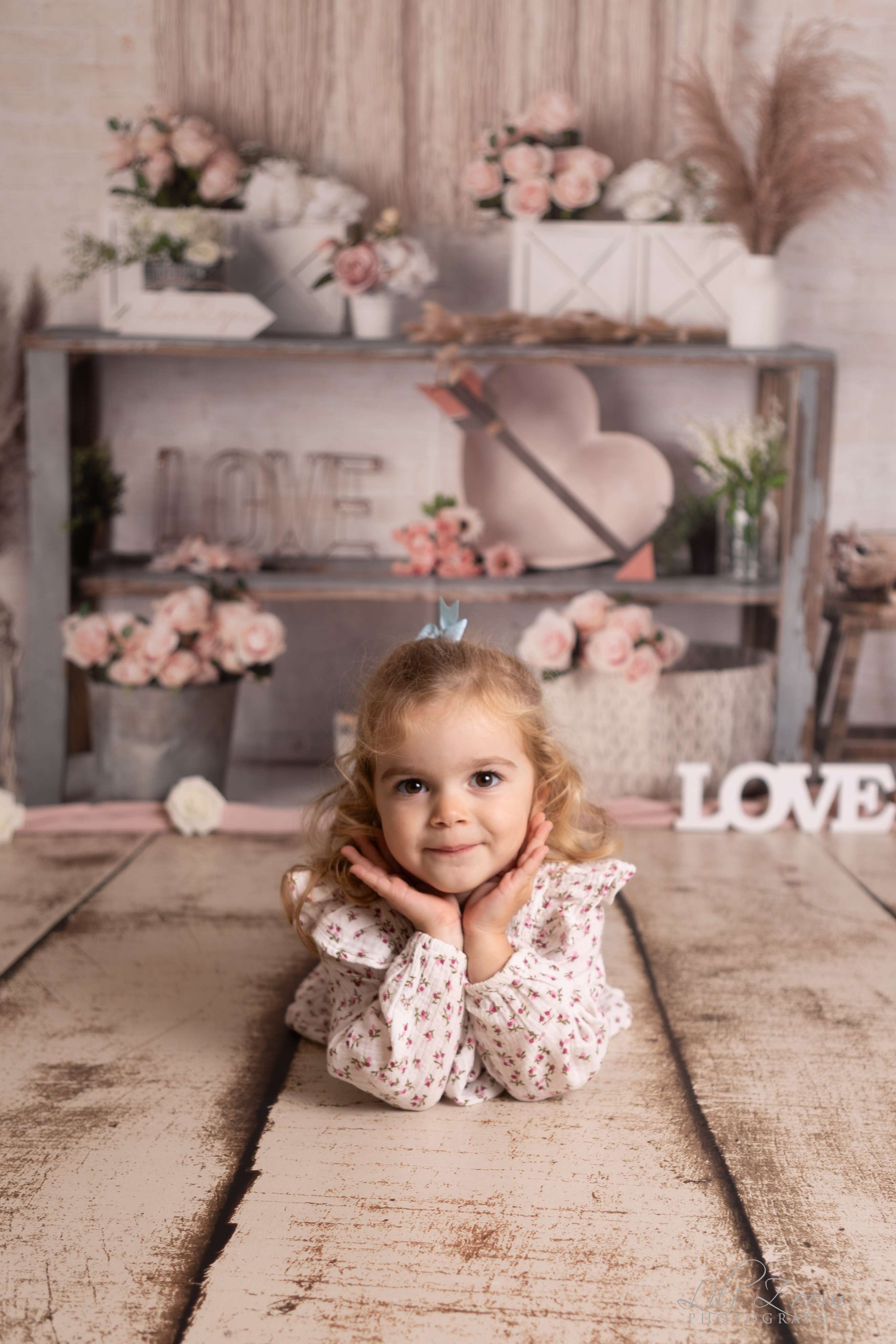 Une petite fille aux cheveux long fait un beau sourire dans un décor bohème, séance photo d'enfant à Caen