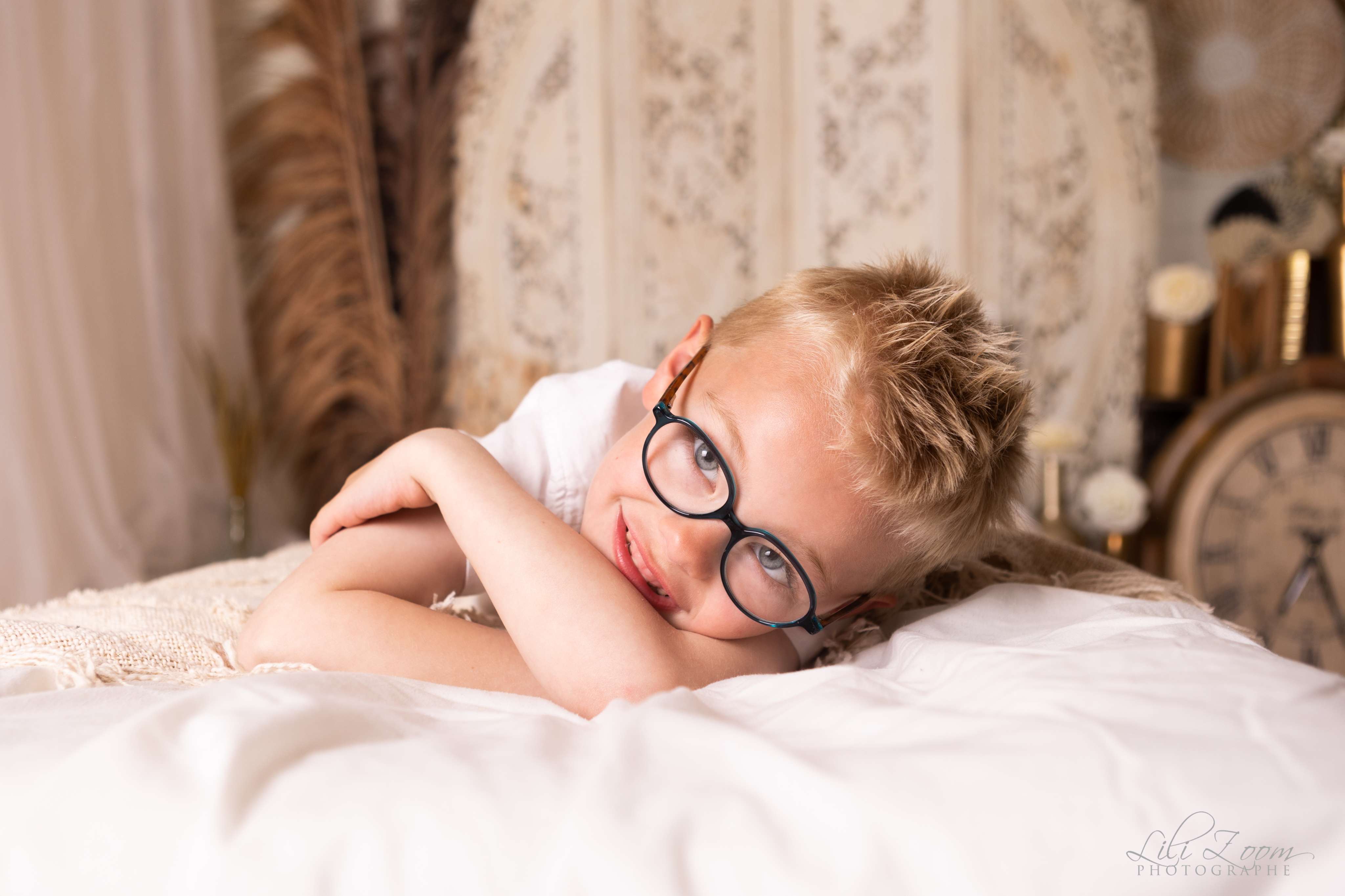 Un garçon à lunettes fait une séance photo bohème et décontractée pendant un shooting en Normandie