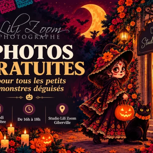 Affiche colorée sur le thème d’Halloween avec un grand texte « PHOTOS GRATUITES », des citrouilles sculptées, des bougies, des fleurs orange et un décor nocturne. À droite, une illustration d’enfant déguisé en tenue de sorcière tenant une lanterne citrouille, à côté d’un chat noir et d’une vitrine éclairée.