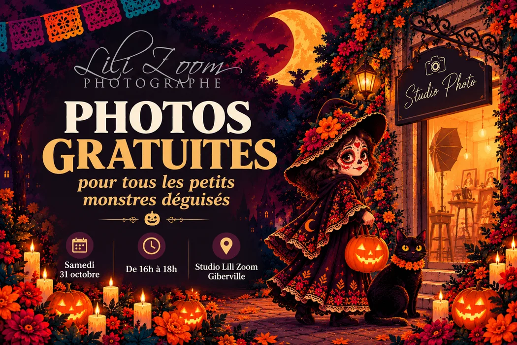 Affiche colorée sur le thème d’Halloween avec un grand texte « PHOTOS GRATUITES », des citrouilles sculptées, des bougies, des fleurs orange et un décor nocturne. À droite, une illustration d’enfant déguisé en tenue de sorcière tenant une lanterne citrouille, à côté d’un chat noir et d’une vitrine éclairée.