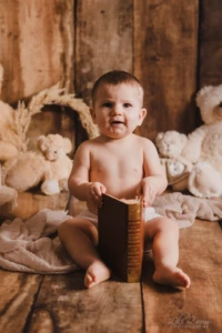 Bébé garçon curieux et plein de douceur tenant un livre ancien dans un décor rustique avec des oursons - au Studio à Giberville - Photographe Bébé à Caen. Bébé garçon curieux et plein de douceur tenant un livre ancien dans un décor rustique avec des oursons - au Studio à Giberville - Photographe Bébé à Caen.