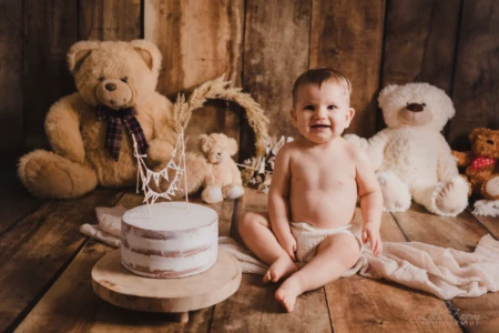 Bébé joyeux et souriant assis à côté de son gâteau d'anniversaire entouré d'ours en peluche - Séance Anniversaire studio professionnel proche Colombelles. Bébé joyeux et souriant assis à côté de son gâteau d'anniversaire entouré d'ours en peluche - Séance Anniversaire studio professionnel proche Colombelles.