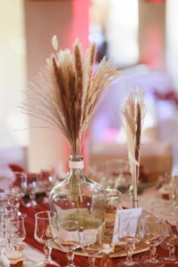 Détail d'une décoration de table douce et bohème avec des fleurs séchées vaporeuses - Photographe Famille à Giberville Détail d'une décoration de table douce et bohème avec des fleurs séchées vaporeuses - Photographe Famille à Giberville