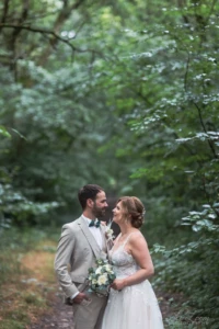 Regard tendre et complice d'un couple au milieu d'un sentier forestier verdoyant - Photographe Famille à la Forêt de Bavent Regard tendre et complice d'un couple au milieu d'un sentier forestier verdoyant - Photographe Famille à la Forêt de Bavent