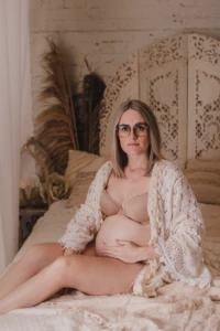 Portrait d'une future maman en kimono de dentelle dans un décor bohème et chaleureux - Photographe Grossesse à Giberville Portrait d'une future maman en kimono de dentelle dans un décor bohème et chaleureux - Photographe Grossesse à Giberville