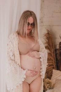 Future maman en dentelle blanche posant avec tendresse dans un décor studio bohème - Photographe Grossesse proche de Mondeville Future maman en dentelle blanche posant avec tendresse dans un décor studio bohème - Photographe Grossesse proche de Mondeville