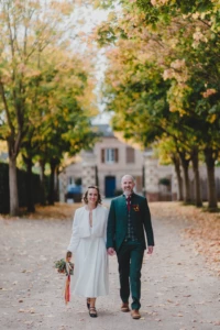 Couple complice marchant main dans la main sous une allée d'arbres aux couleurs d'automne - Photographe Famille à la Forêt de Bavent Couple complice marchant main dans la main sous une allée d'arbres aux couleurs d'automne - Photographe Famille à la Forêt de Bavent