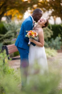 Éclat de rire et complicité d'un couple de mariés s'enlaçant dans un parc verdoyant - Photographe de Famille à la Colline aux Oiseaux Éclat de rire et complicité d'un couple de mariés s'enlaçant dans un parc verdoyant - Photographe de Famille à la Colline aux Oiseaux