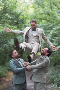 Éclats de rire et complicité entre amis lors d'une séance photo dynamique en pleine forêt - Photographe Famille à la Forêt de Bavent Éclats de rire et complicité entre amis lors d'une séance photo dynamique en pleine forêt - Photographe Famille à la Forêt de Bavent