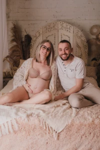 Futurs parents complices et souriants lors d'une séance photo maternité dans un décor bohème - Photographe Grossesse à Giberville Futurs parents complices et souriants lors d'une séance photo maternité dans un décor bohème - Photographe Grossesse à Giberville