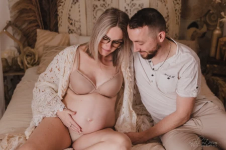 Couple de futurs parents partageant un moment de complicité et de douceur dans un décor bohème - Photographe Grossesse à Giberville Couple de futurs parents partageant un moment de complicité et de douceur dans un décor bohème - Photographe Grossesse à Giberville