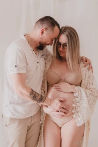 Portrait intime et complice d'un couple les mains posées avec tendresse sur le ventre arrondi de la future maman - Photographe Grossesse proche de Colombelles Portrait intime et complice d'un couple les mains posées avec tendresse sur le ventre arrondi de la future maman - Photographe Grossesse proche de Colombelles