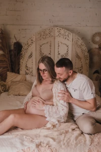 Moment de tendresse d'un couple attendant un enfant dans un décor studio bohème et chaleureux - Photographe Grossesse secteur Mondeville Moment de tendresse d'un couple attendant un enfant dans un décor studio bohème et chaleureux - Photographe Grossesse secteur Mondeville