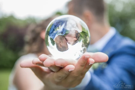 Reflet poétique et original d'un baiser de couple dans une boule de cristal au milieu de la verdure - Photographe Famille à la Colline aux Oiseaux Reflet poétique et original d'un baiser de couple dans une boule de cristal au milieu de la verdure - Photographe Famille à la Colline aux Oiseaux