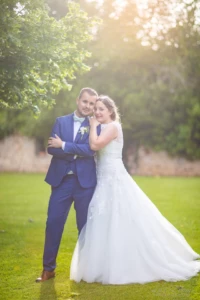 Couple de mariés complices posant dans un parc verdoyant sous une lumière dorée - Photographe Famille à la Colline aux Oiseaux Couple de mariés complices posant dans un parc verdoyant sous une lumière dorée - Photographe Famille à la Colline aux Oiseaux