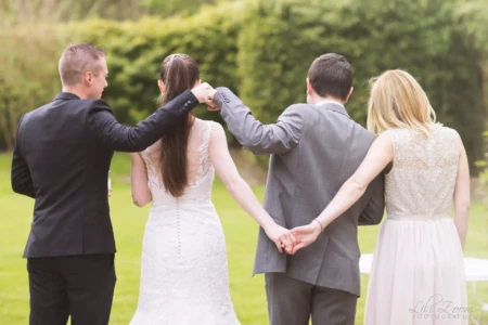 Instant de complicité et partage entre proches dans un écrin de verdure ensoleillé - Photographe Famille à la Vallée des Jardins Instant de complicité et partage entre proches dans un écrin de verdure ensoleillé - Photographe Famille à la Vallée des Jardins