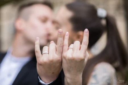 Couple complice montrant leurs alliances avec un geste rock'n'roll lors d'un baiser passionné - Photographe Famille au Vaugueux Couple complice montrant leurs alliances avec un geste rock'n'roll lors d'un baiser passionné - Photographe Famille au Vaugueux