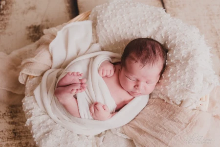 Nouveau-né paisiblement endormi et emmailloté dans un panier douillet aux tons naturels - Photographe Naissance secteur Hérouville-Saint-Clair Nouveau-né paisiblement endormi et emmailloté dans un panier douillet aux tons naturels - Photographe Naissance secteur Hérouville-Saint-Clair