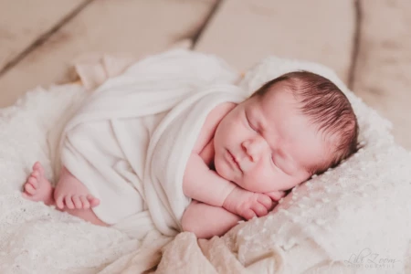 Nouveau-né paisiblement endormi et emmailloté dans un lange blanc tout doux - Photographe Naissance à Hérouville-Saint-Clair Nouveau-né paisiblement endormi et emmailloté dans un lange blanc tout doux - Photographe Naissance à Hérouville-Saint-Clair