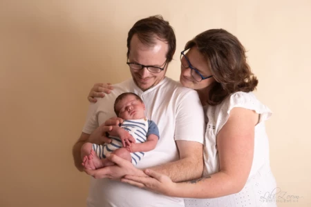 Jeunes parents tenant leur nouveau-né endormi avec tendresse - Photographe Naissance secteur Mondeville Jeunes parents tenant leur nouveau-né endormi avec tendresse - Photographe Naissance secteur Mondeville