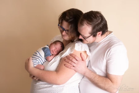 Moment de tendresse infinie entre parents et leur nouveau-né endormi en studio - Photographe Naissance et Famille proche d'Ifs Moment de tendresse infinie entre parents et leur nouveau-né endormi en studio - Photographe Naissance et Famille proche d'Ifs