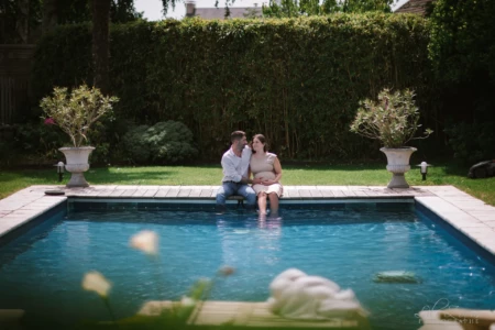 Couple assis au bord d'une piscine les pieds dans l'eau lors d'une sĂ©ance grossesse en extĂ©rieur - Photographe maternitĂ© ForĂȘt de Grimbosq Couple assis au bord d'une piscine les pieds dans l'eau lors d'une sĂ©ance grossesse en extĂ©rieur - Photographe maternitĂ© ForĂȘt de Grimbosq
