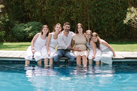 Famille recomposée assise au bord d'une piscine avec la maman enceinte - Photographe grossesse et famille Caen Famille recomposée assise au bord d'une piscine avec la maman enceinte - Photographe grossesse et famille Caen
