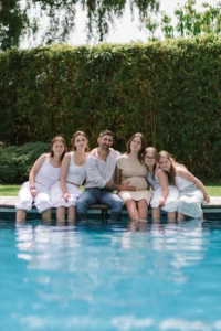 Famille recomposĂ©e assise au bord d'une piscine avec la maman enceinte - Photographe grossesse ForĂȘt de Grimbosq Famille recomposĂ©e assise au bord d'une piscine avec la maman enceinte - Photographe grossesse ForĂȘt de Grimbosq
