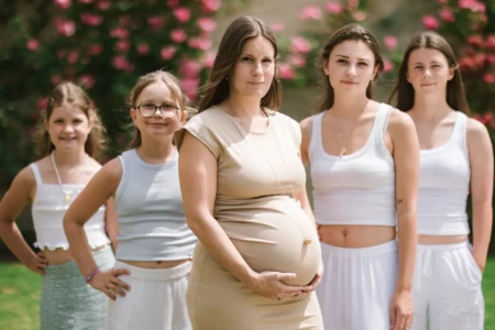 Femme enceinte entourée de ses filles dans un jardin fleuri - Photographe grossesse Prairie de Caen Femme enceinte entourée de ses filles dans un jardin fleuri - Photographe grossesse Prairie de Caen