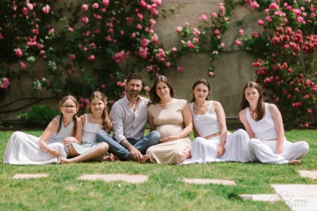Famille nombreuse assise dans l'herbe devant un mur de rosiers en fleurs - Photographe famille ForĂȘt de Cerisy Famille nombreuse assise dans l'herbe devant un mur de rosiers en fleurs - Photographe famille ForĂȘt de Cerisy