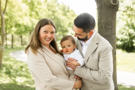Parents élégants tenant leur petit garçon dans un parc verdoyant - Photographe famille Pays d'Auge Parents élégants tenant leur petit garçon dans un parc verdoyant - Photographe famille Pays d'Auge