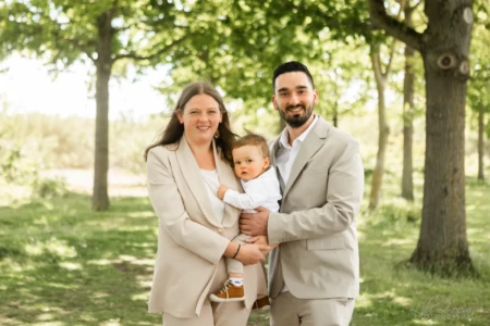 Jeune couple élégant tenant leur petit garçon dans un parc boisé - Photographe enfant famille Caen Jeune couple élégant tenant leur petit garçon dans un parc boisé - Photographe enfant famille Caen