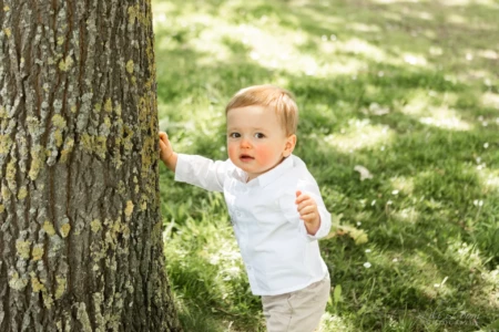 Petit garçon en chemise blanche appuyé contre le tronc d'un arbre dans un parc - Photographe enfant Caen Petit garçon en chemise blanche appuyé contre le tronc d'un arbre dans un parc - Photographe enfant Caen