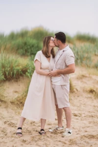 Couple s'embrassant tendrement dans les dunes de sable - Photographe grossesse Cabourg Couple s'embrassant tendrement dans les dunes de sable - Photographe grossesse Cabourg
