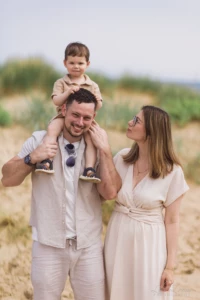 Jeune famille complice avec un enfant sur les épaules dans les dunes - Photographe enfant famille Caen Jeune famille complice avec un enfant sur les épaules dans les dunes - Photographe enfant famille Caen