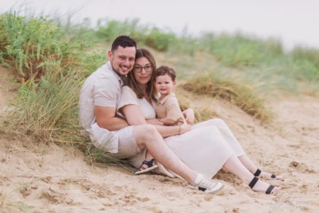 Famille souriante assise dans les dunes de sable - Photographe enfant famille Côte de Nacre Famille souriante assise dans les dunes de sable - Photographe enfant famille Côte de Nacre