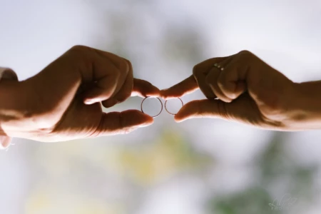 Mains des mariés tenant leurs alliances l'une contre l'autre - Photographe mariage Beuvron-en-Auge Mains des mariés tenant leurs alliances l'une contre l'autre - Photographe mariage Beuvron-en-Auge