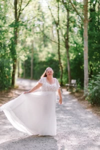 Femme en robe blanche faisant tournoyer sa jupe dans une allée boisée - Photographe portrait Forêt de Cerisy Femme en robe blanche faisant tournoyer sa jupe dans une allée boisée - Photographe portrait Forêt de Cerisy