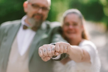 Jeunes mariés montrant leurs alliances et leurs tatouages sur les doigts - Photographe mariage Cabourg Jeunes mariés montrant leurs alliances et leurs tatouages sur les doigts - Photographe mariage Cabourg